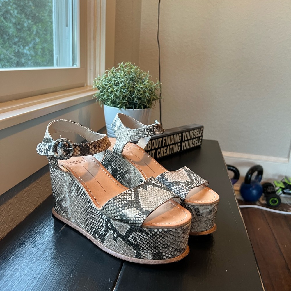 Dolce Vita reptile platform sandals - size 6.5